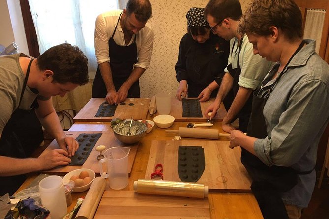 Florence Small-Group Pasta Class With Seasonal Ingredients - Class Features and Duration