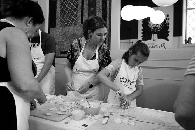 Rome: Fettuccine Pasta Class With Chef in the Heart of Trastevere - Just The Basics