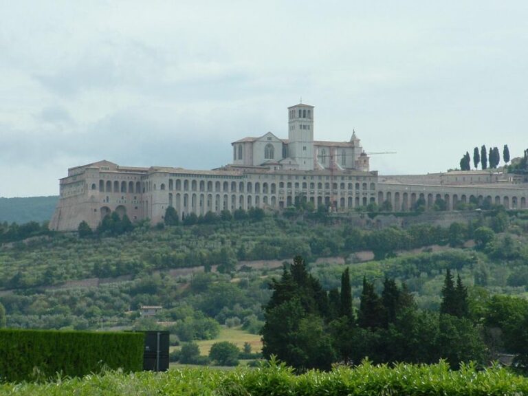 Assisi and Countryside Winery Private Tour From Rome