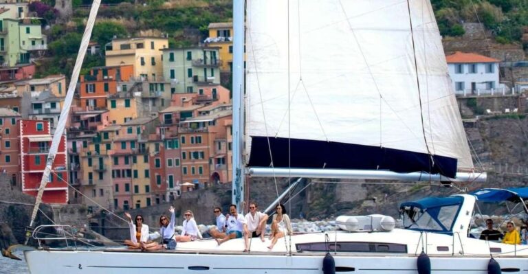 La Spezia : Private Sailboat Tour of Cinque Terre With Lunch