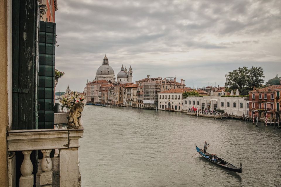 Venice: Gondola Ride and a Gala Dinner in a Venetian Palace - Description Highlights