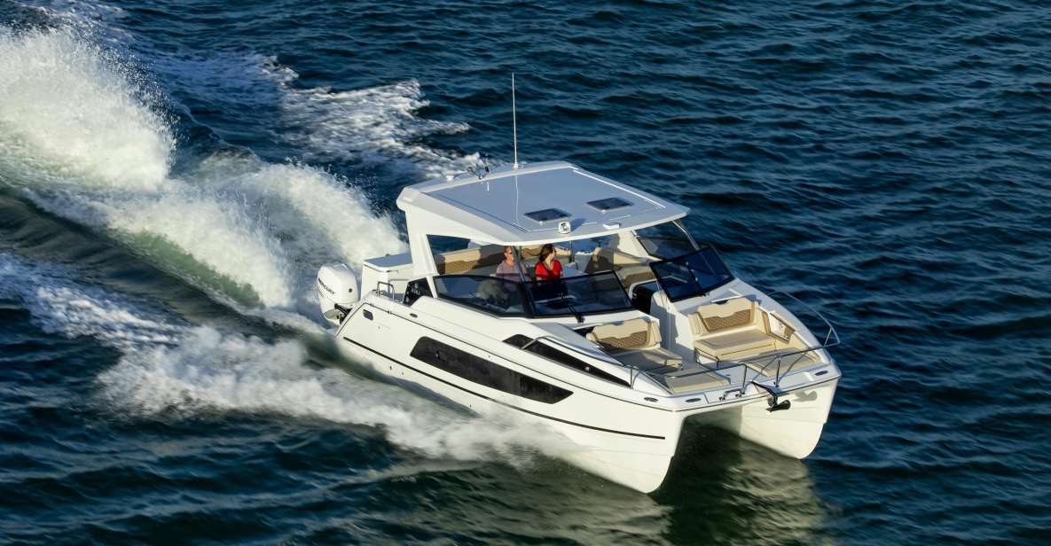 Cannigione: Aquila 36 Catamaran Daycruiser Rental - Inclusions