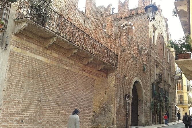 Passionate Verona: Living Romeo and Juliets Story - Guided Walking Tour Details