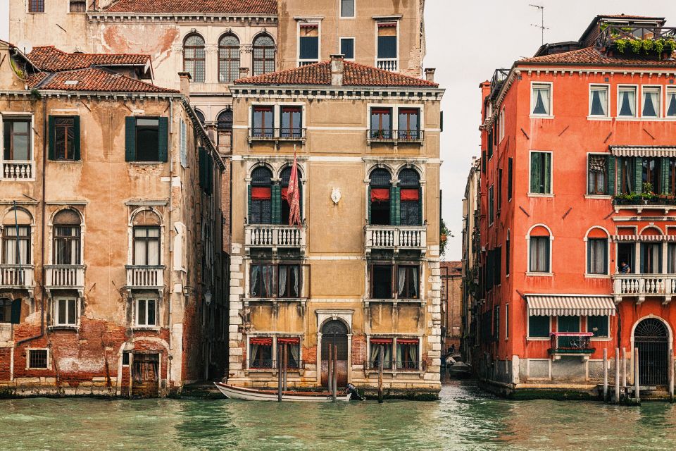 Venice: Gondola Ride and a Gala Dinner in a Venetian Palace - Just The Basics