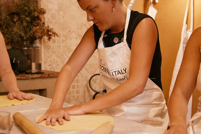 Florence: Crazy for Pasta Cooking Class and Gelato Making