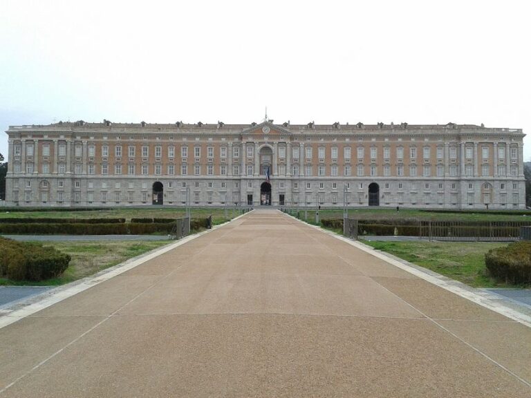 Time Travel : Royal Palace of Caserta and Gladiators