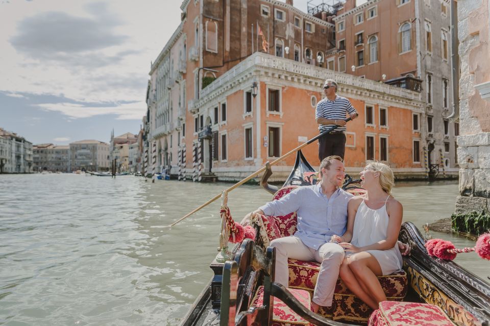 Venice: Private Gondola Ride With Photo Shoot - Just The Basics