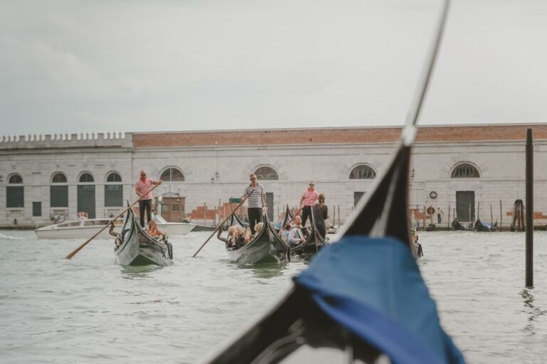 Venice: Private Gondola Ride With Photo Shoot
