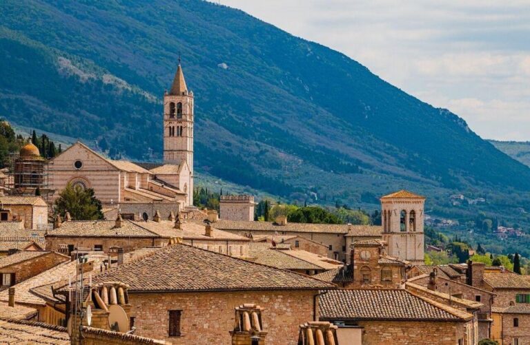 From Florence: Private Minivan Excursion to Assisi & Cortona