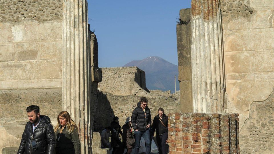 Magical Christmas Tour Around Pompeii - Festive Experience