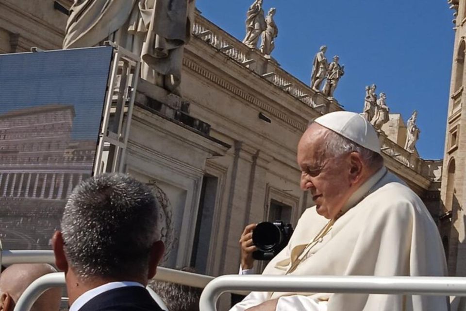 Newlywed Couples Blessing During Pope Francis Audience - Just The Basics