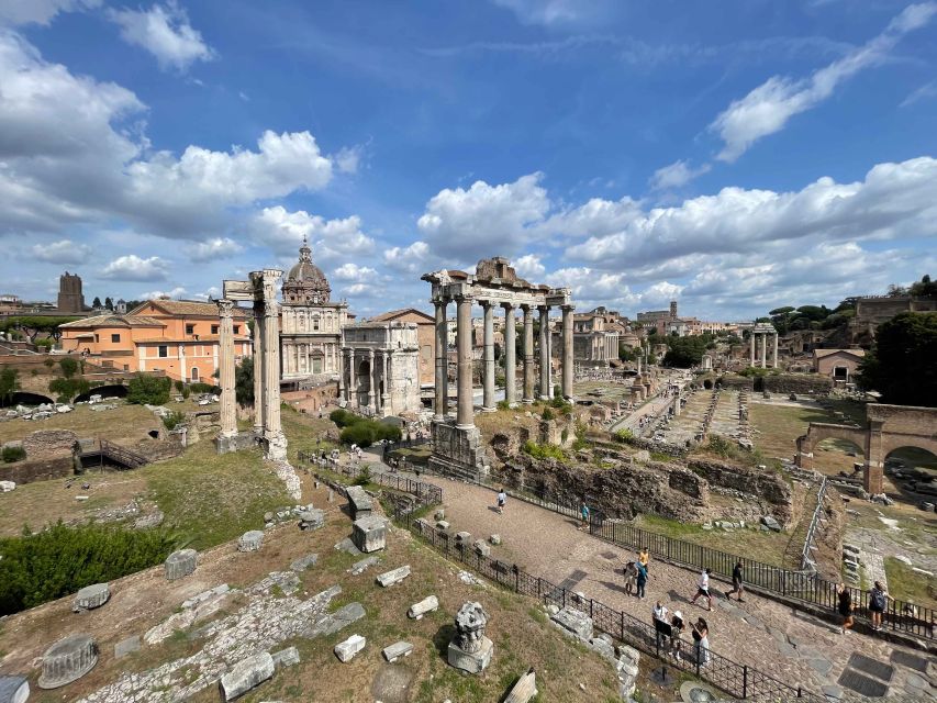 Rome Photo Tour: Famous City Landmarks - Language and Experience Offered